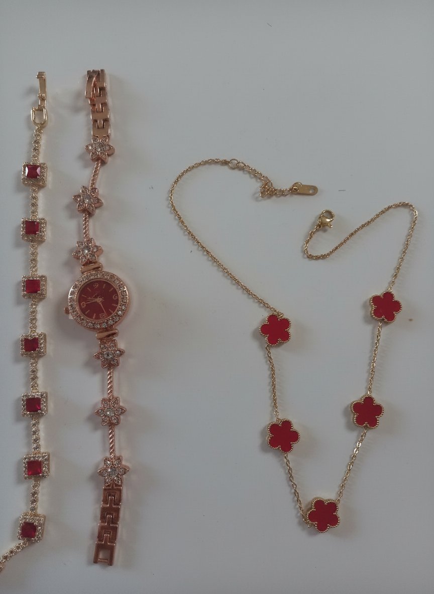 Lot des accessoires en rouge
