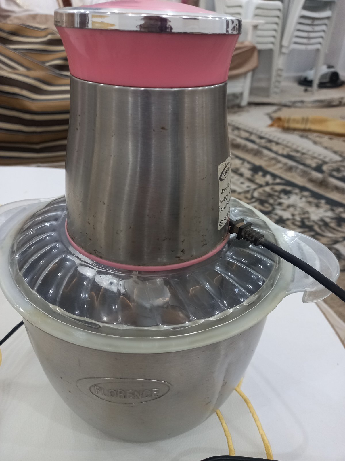 Hachoir electrique de la marque florance 800 watt usée  mais en bon etat 