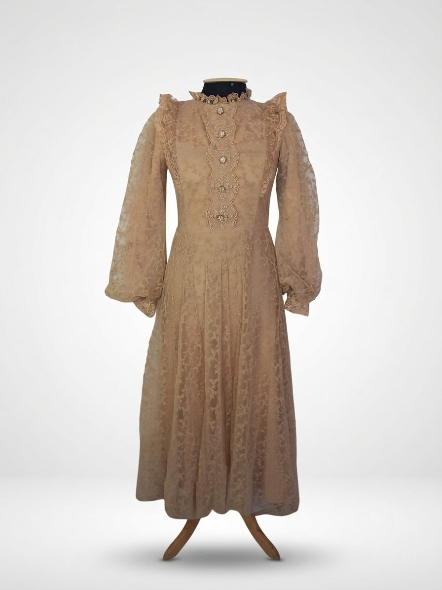 Robe dentelle importer de la France taille 42 mais tables 40 max 