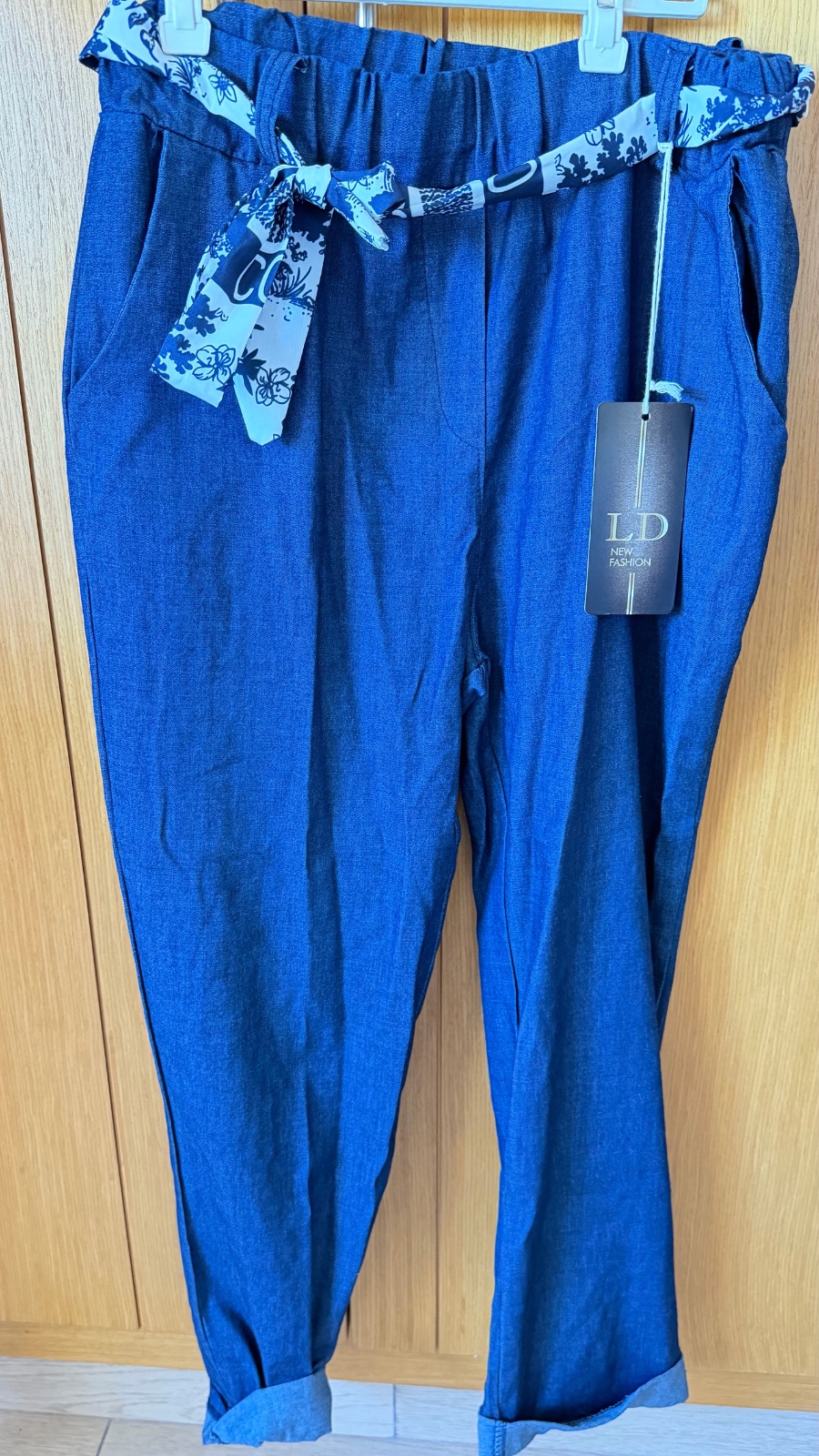 Pantalon jean avec étiquette 