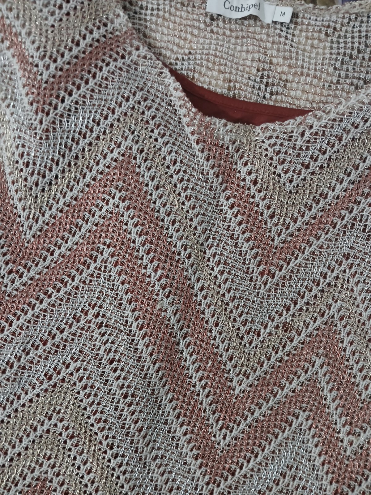 Pull sans manche lqmée couleur entre beige et roige beaurdeau m3ah britelle rouge iji tahtou