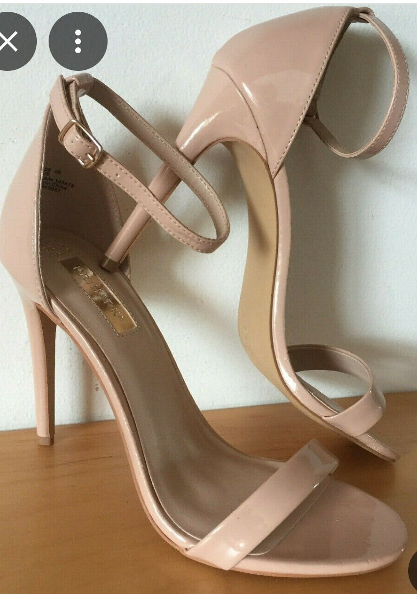 Sandales à talon nude vernis 