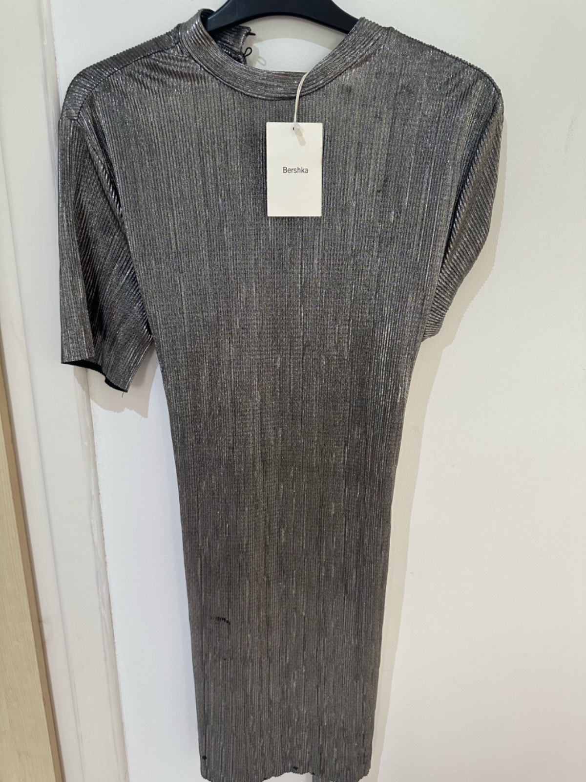 Robe bershka neuve avec etiquette mais avec quelques defauts
