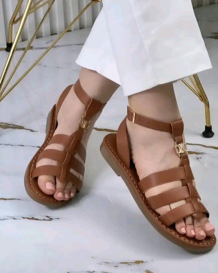Sandales femme marron en simili cuir, style gladiateur, élégantes et confortables. Parfaites pour un look chic et décontracté au quotidien.