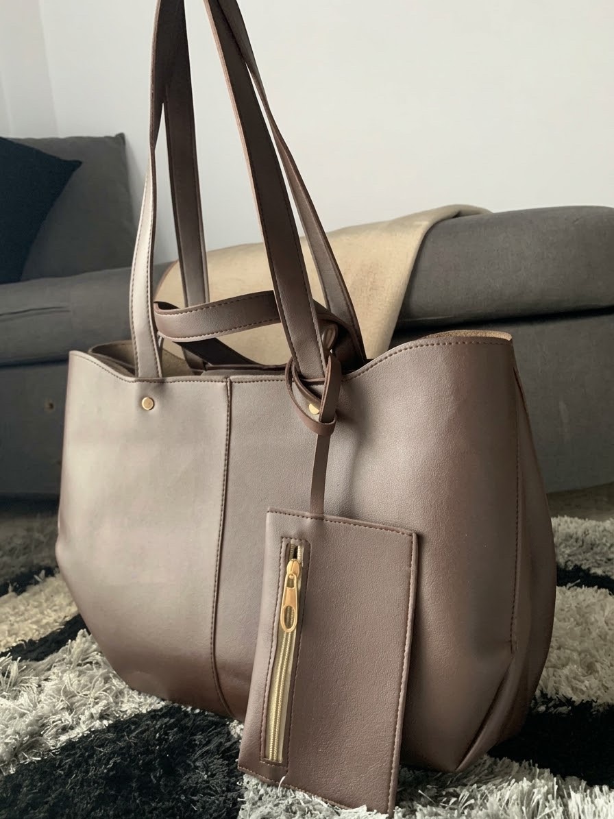 Sac cabas taupe élégant avec pochette assortie