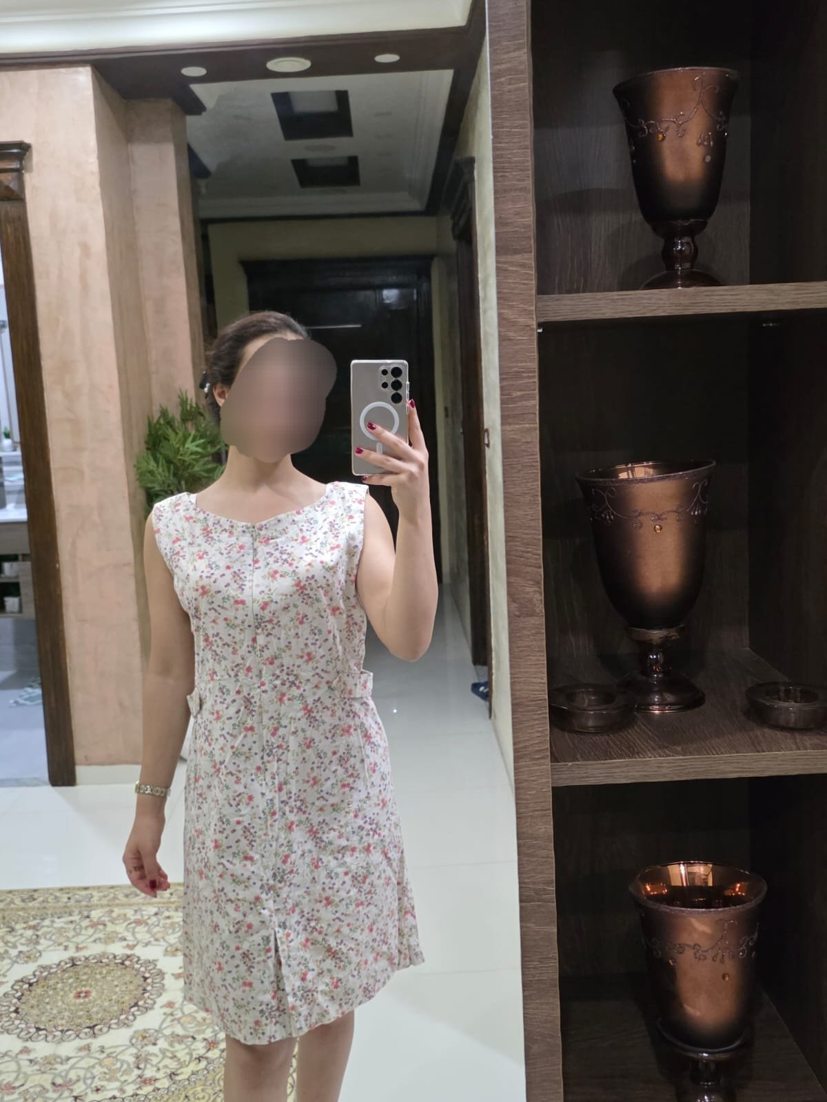 Une robe beige fleurie vintage 