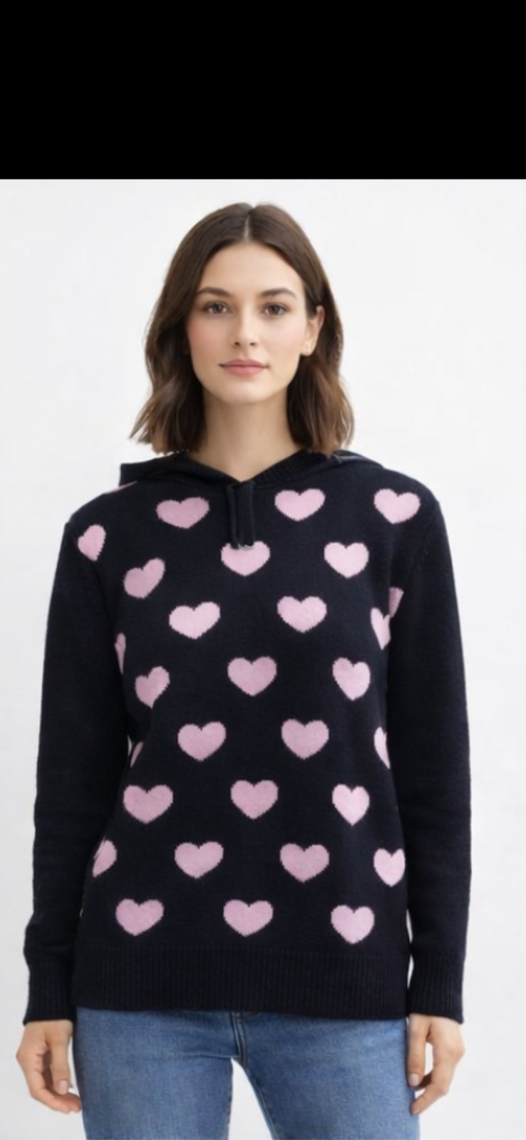 Pull en maille en noir avec des  coeurs en rose.