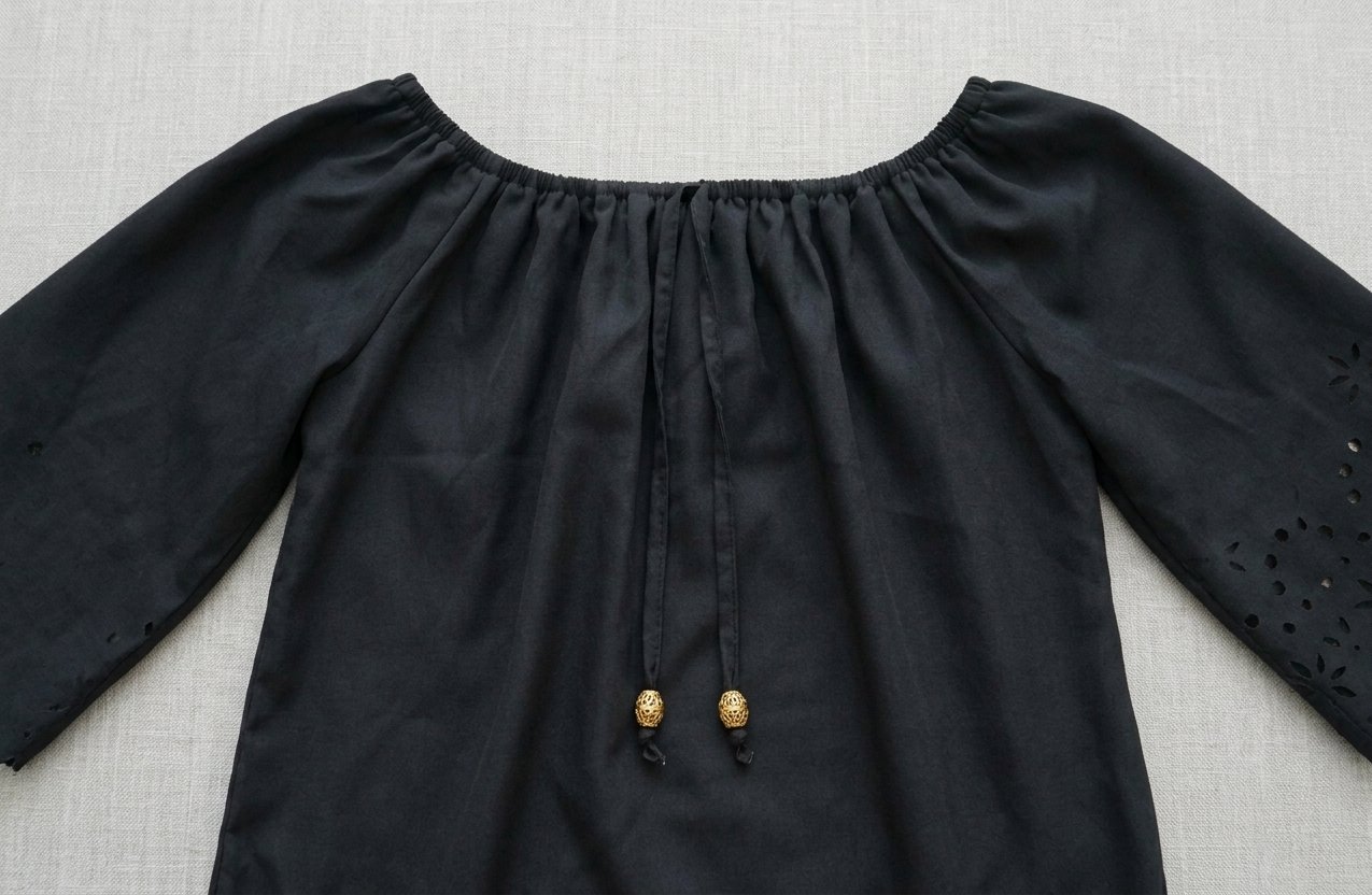 Top bleu marine à broderies anglaises et détails perles