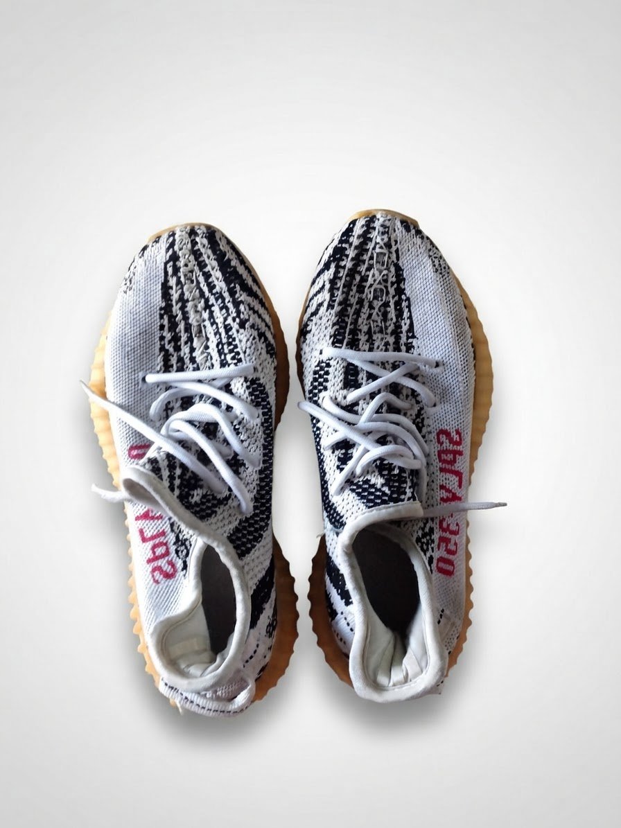 Chaussures de sport noir et blanc et rouge 