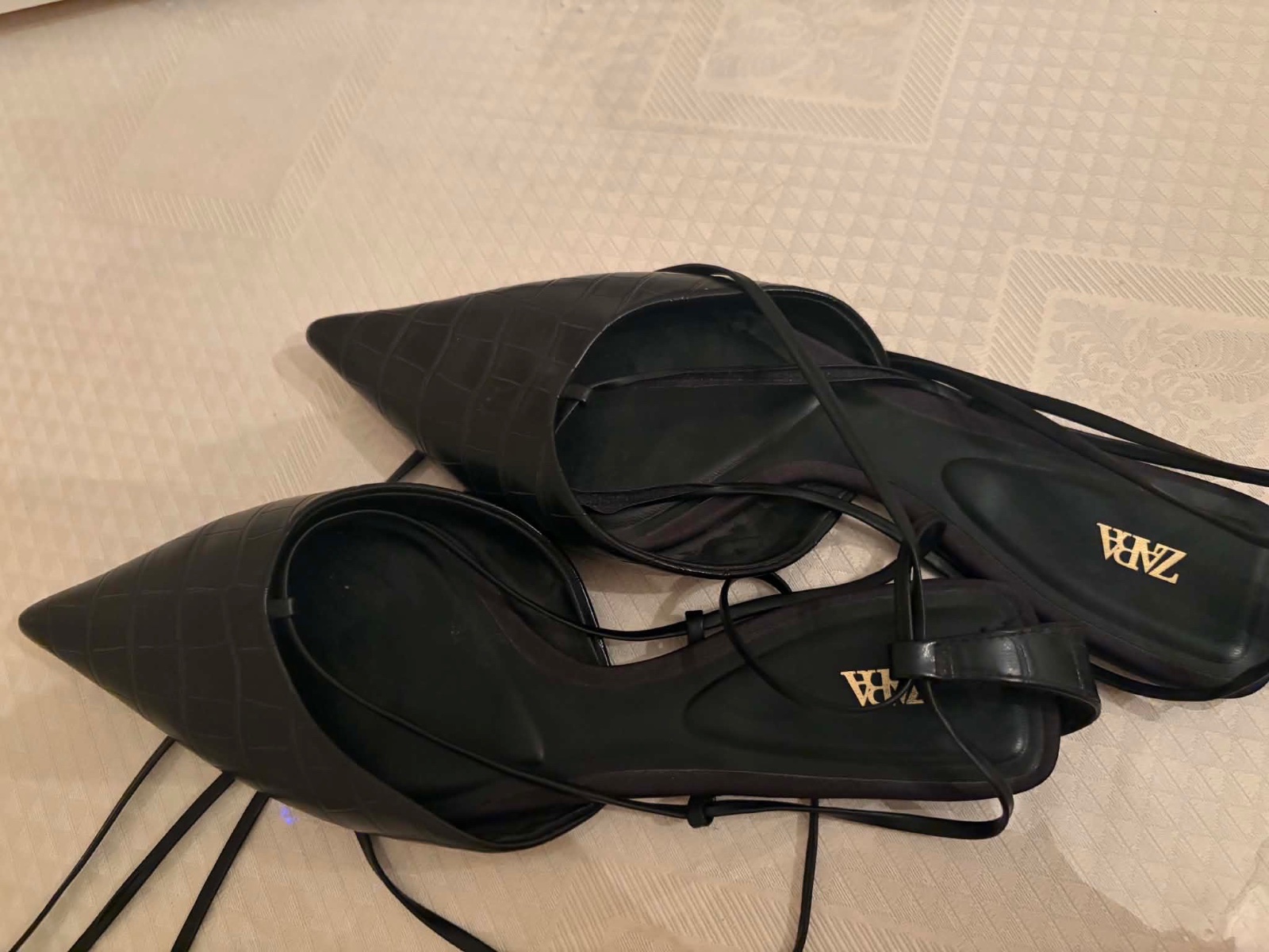 Une paire de chaussures zara jamais portes pointure 38