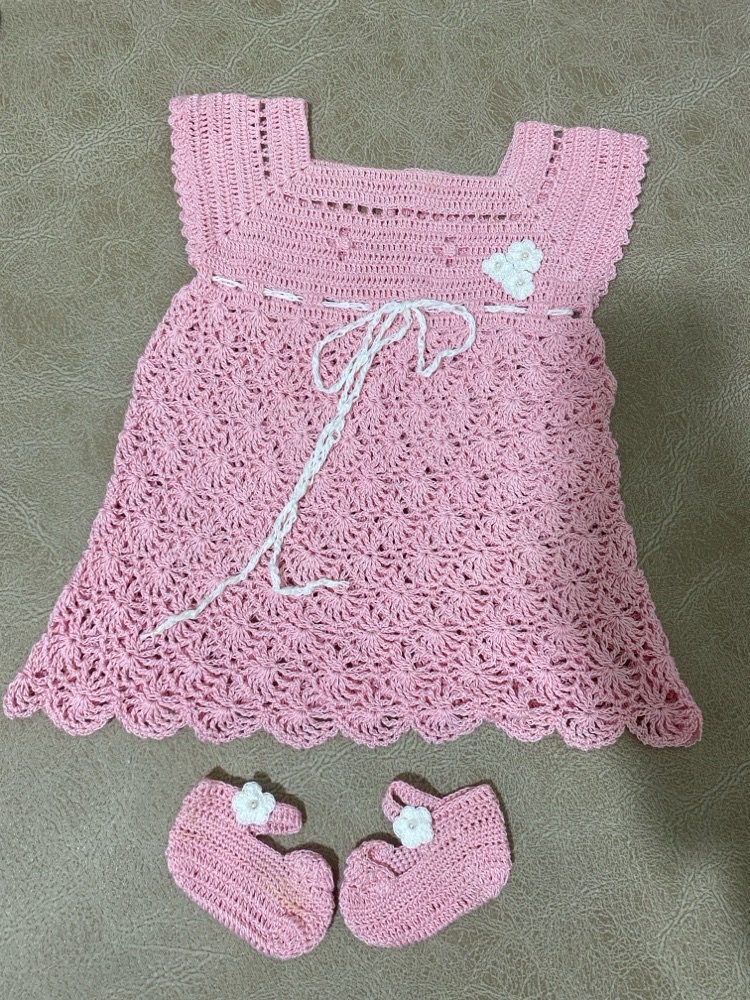 Robe et chaussures au crochet.