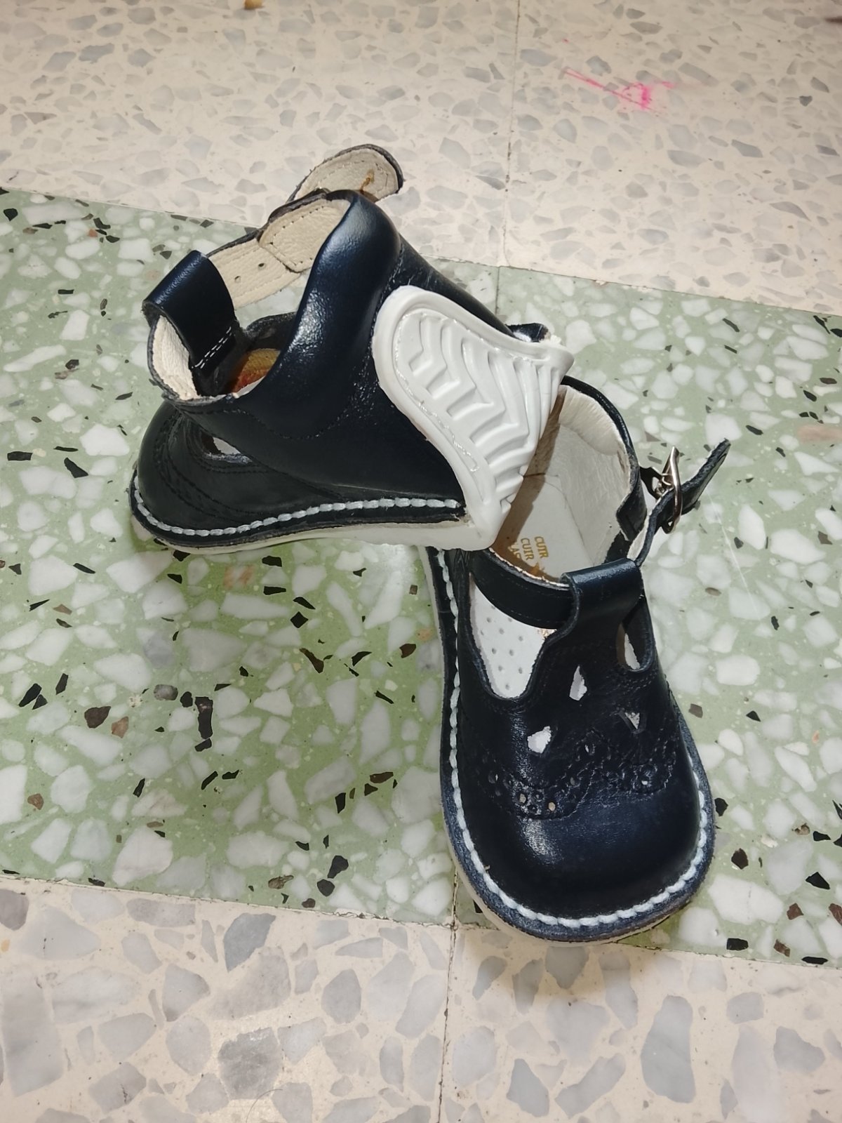 Une paire de chaussures premier pas Bleu marine en cuir de type babies pointure 20 