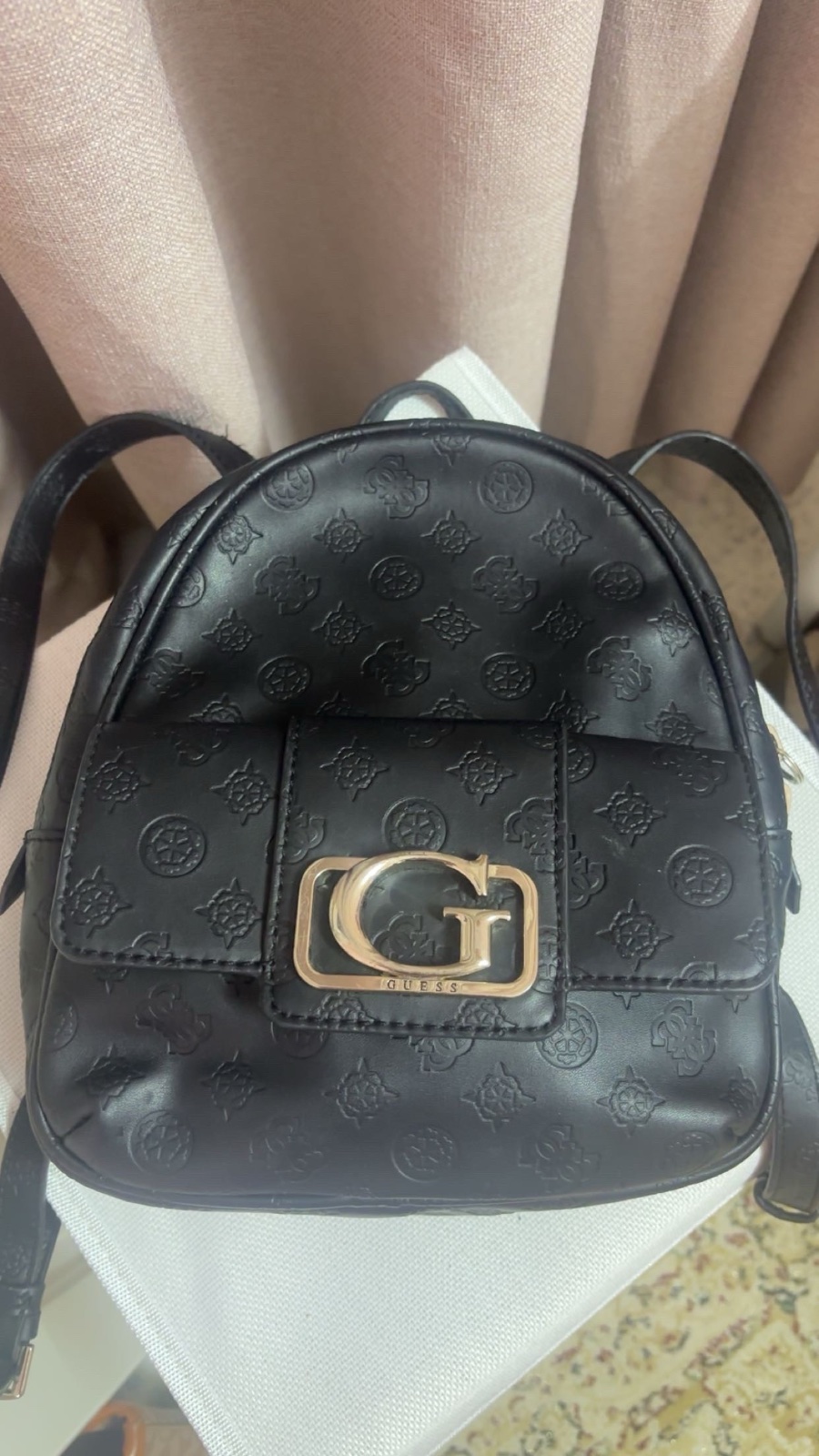 Sac à dos Guess authentique sport chic en vrai cuir avec code a barre et numero 
