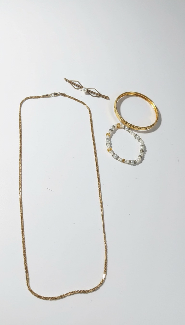 Lot de 4 articles 2 bracelets importées et stainless et collier stainless steel avec accessoire pour cheuveux 
