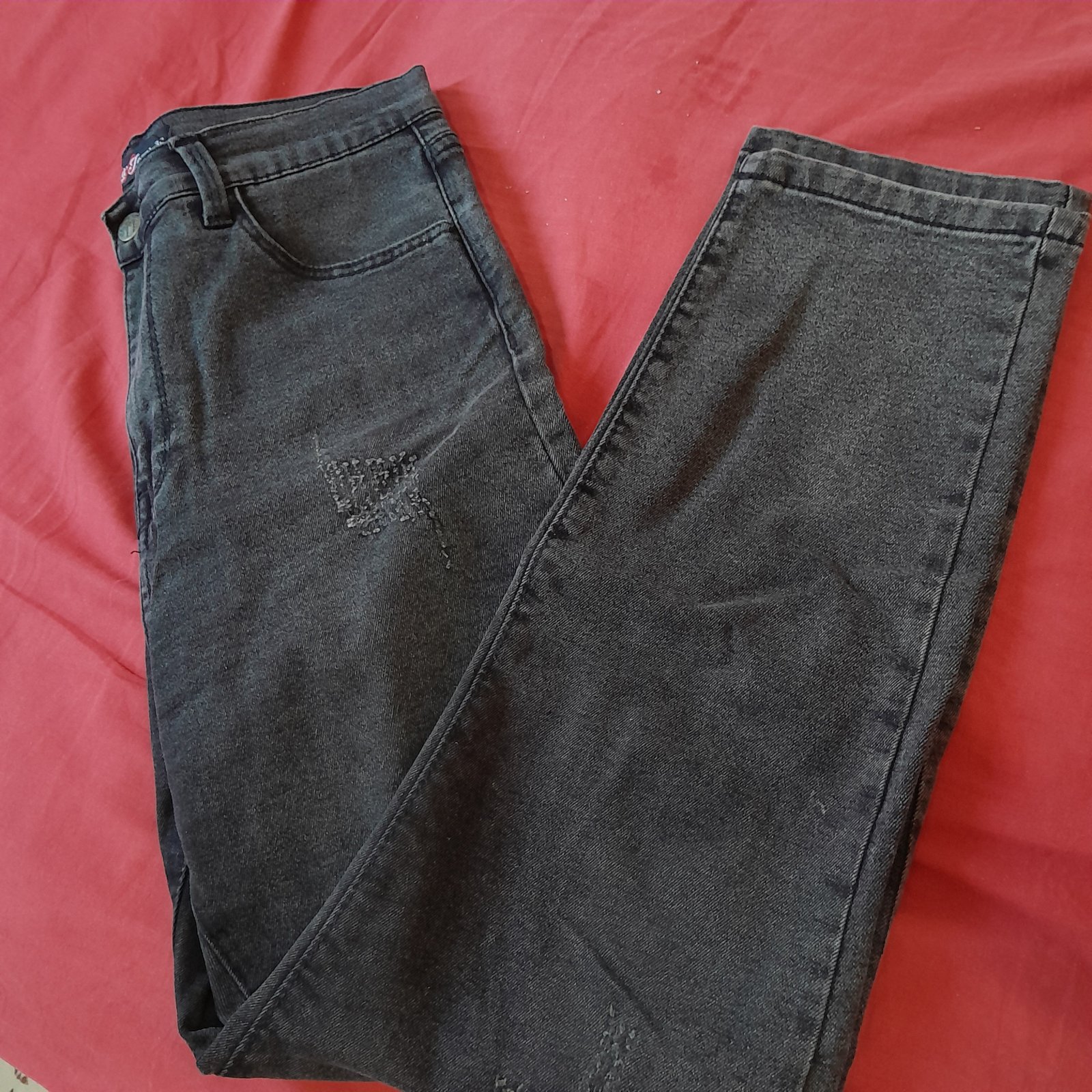 Un jean en denim gris foncé pour femme taille 36fort j’usqua 38