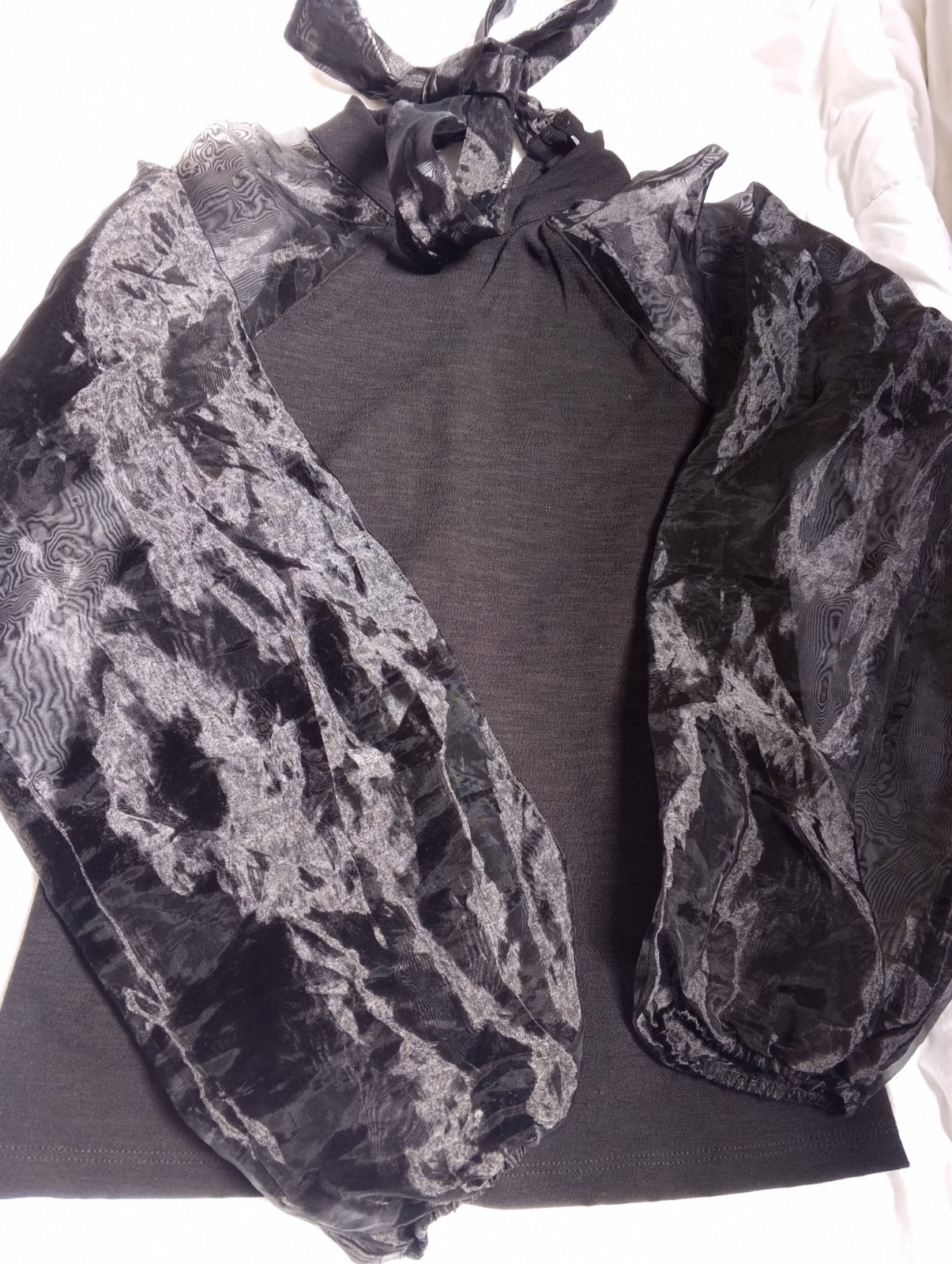 Haut noir avec des manches bouffantes tendance 