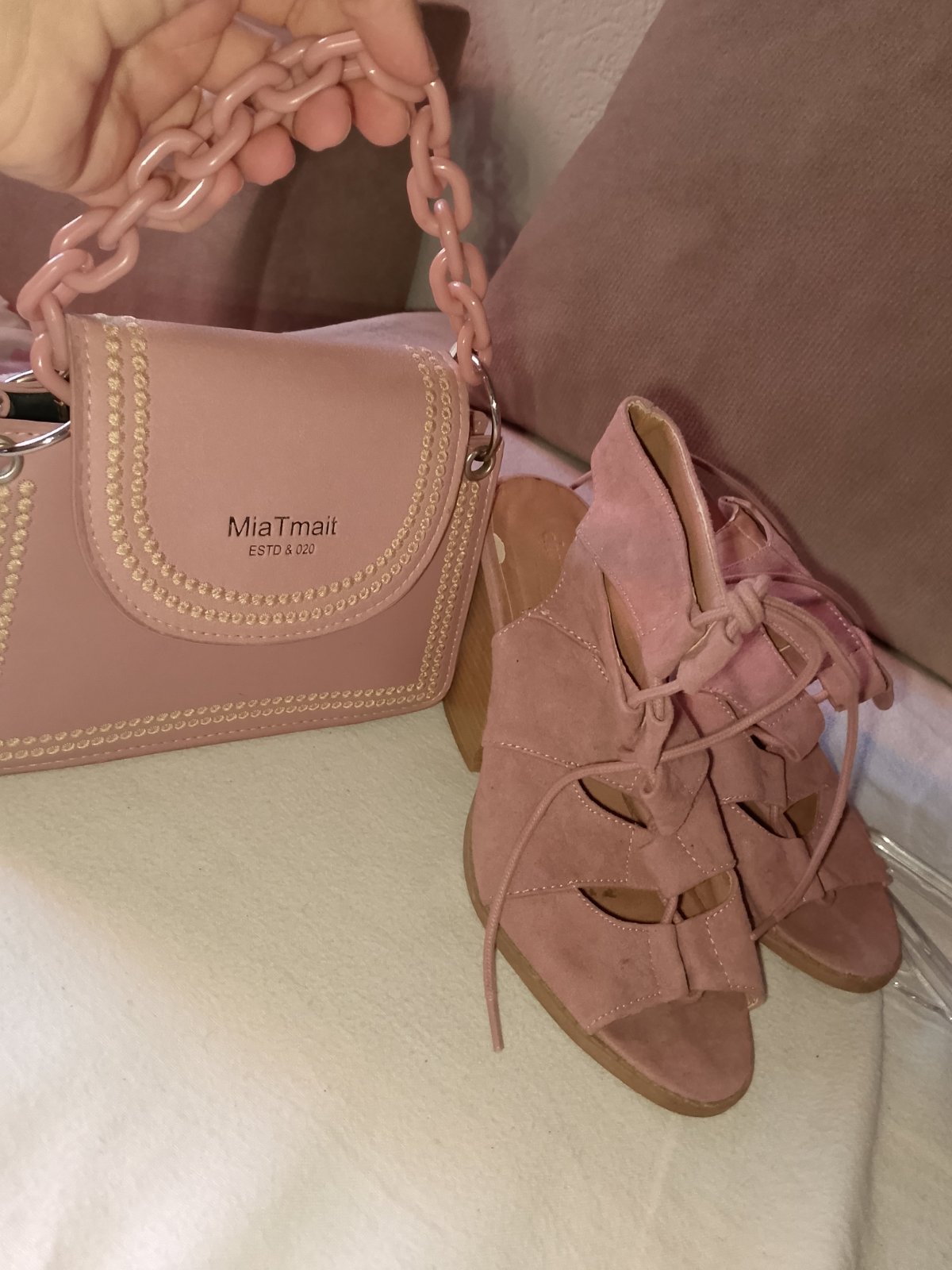 Un lot sac et sandales