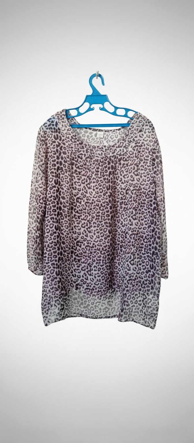 Chemise en mousseline avec des paillettes autour du cou