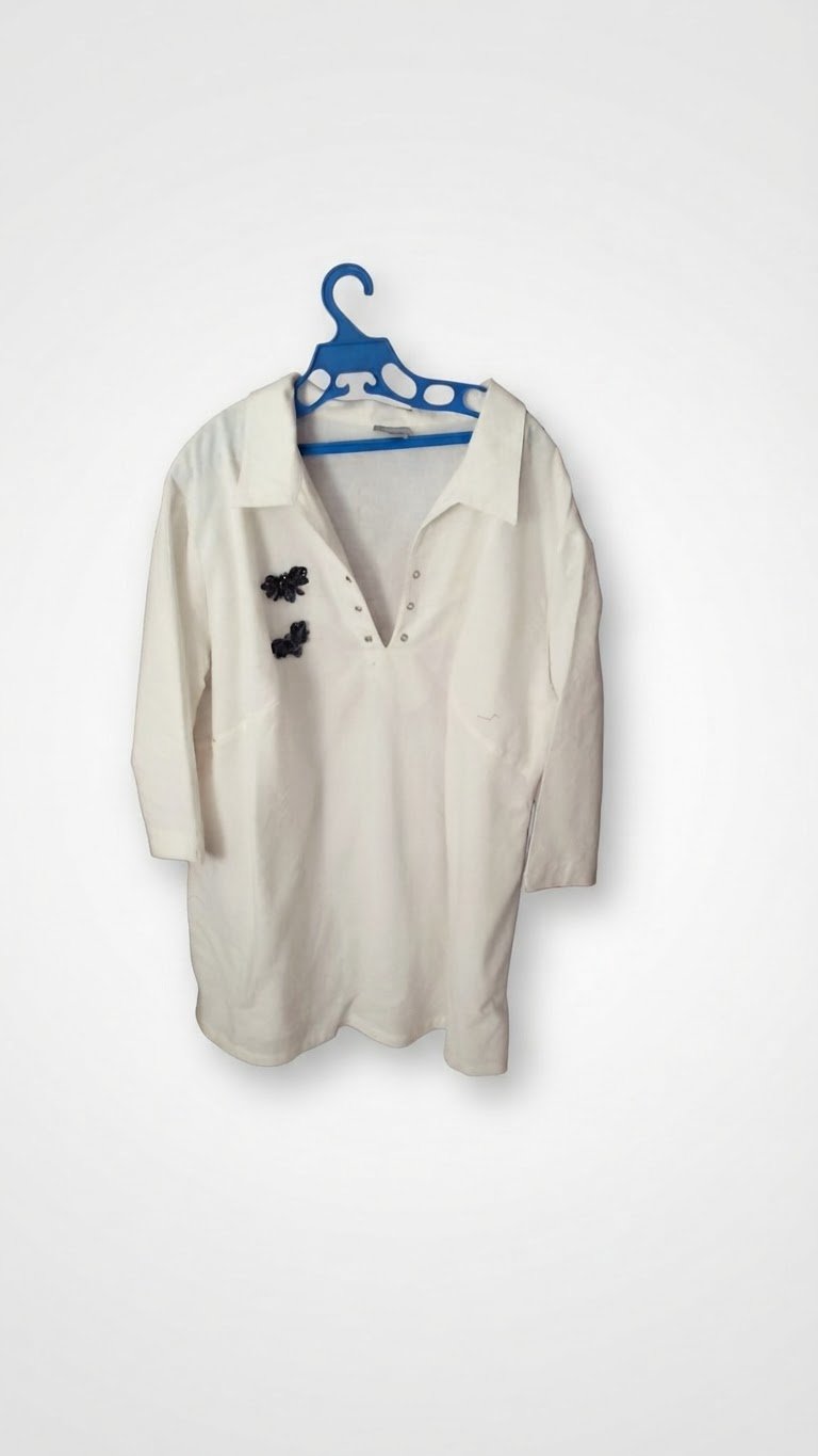 Lot d une chemise en lin et une robe fleurie une robe