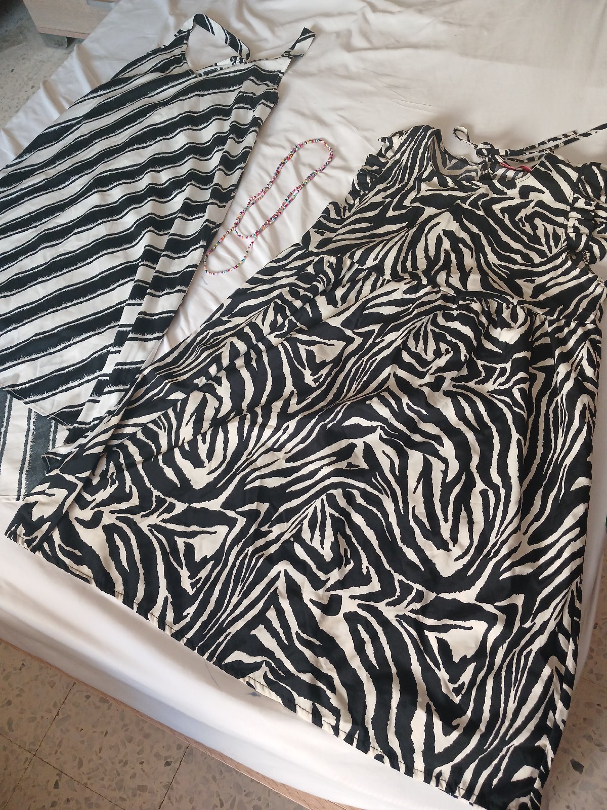 2 robes et collier long