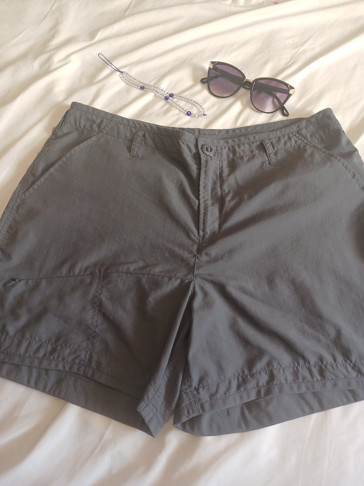 Short gris avec lunettes et chaine de telephone