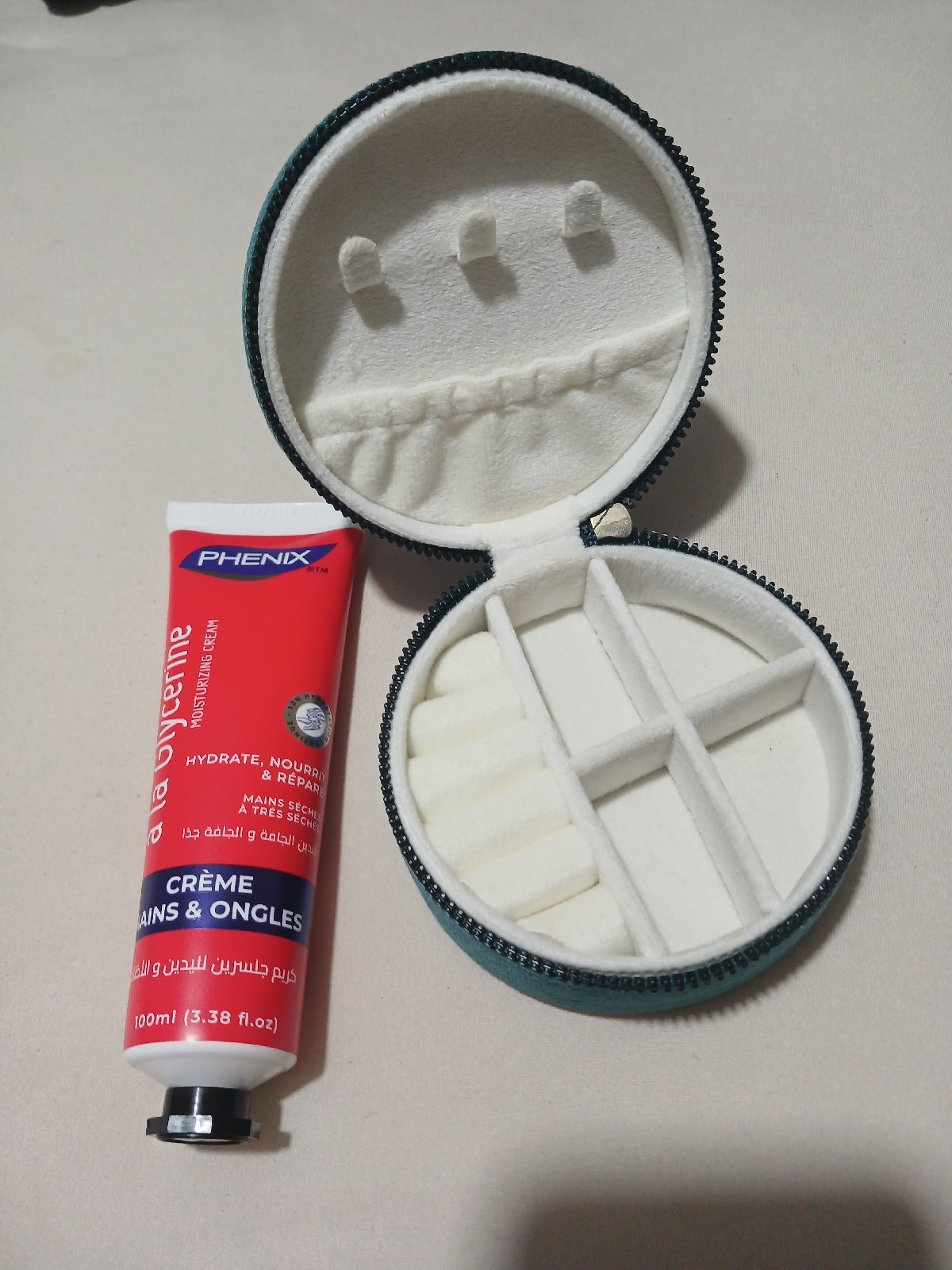 Boite a accessoires ronde et cadeau creme hydratante neuf
