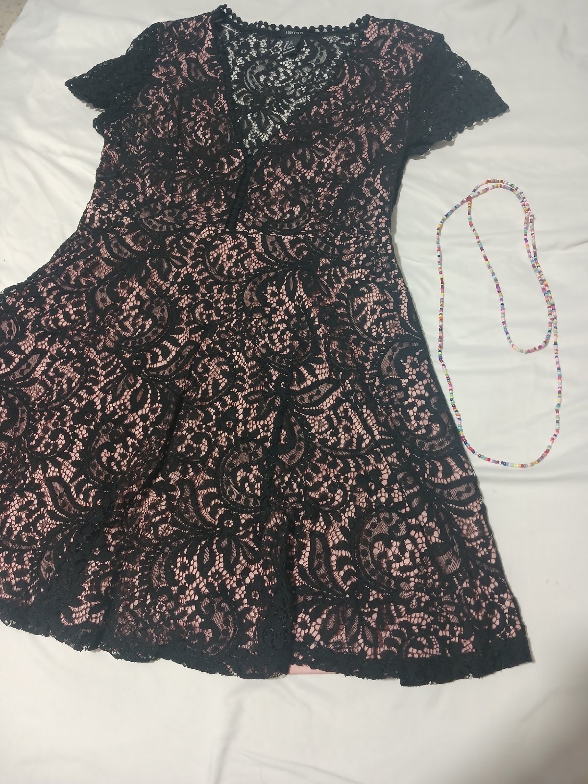 Robe en dentelle et collier long