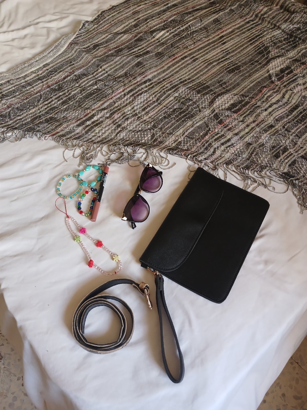 Lot echarpe d epaules des bijoix lunettes et pochettes