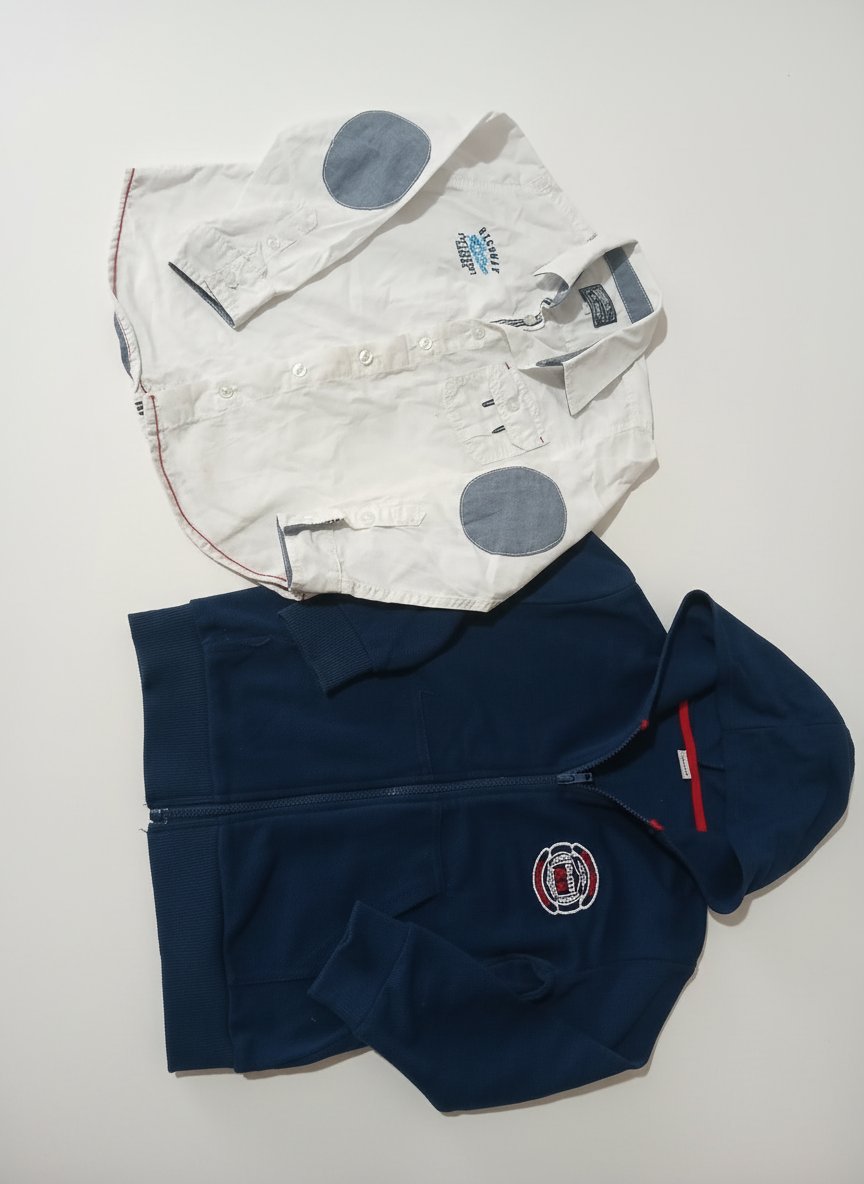 Capuche bleu et chemise blanche