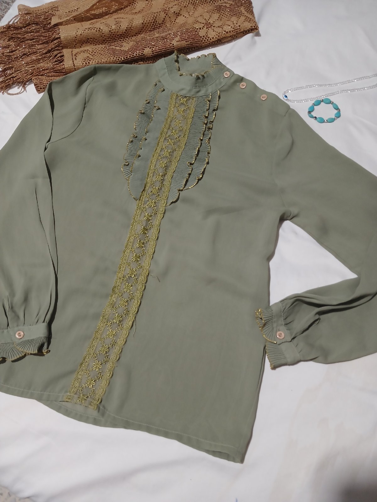Chemise accessoires et echarpe