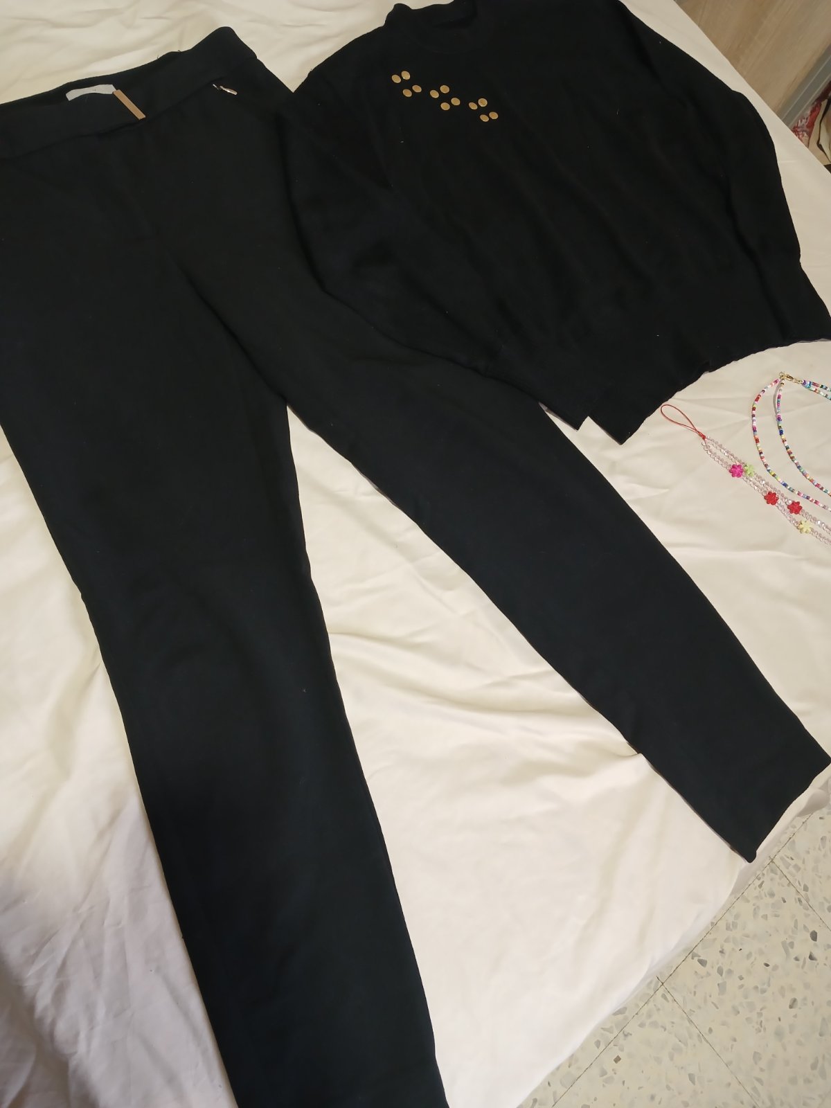 Lot pantalon pull et accesoires