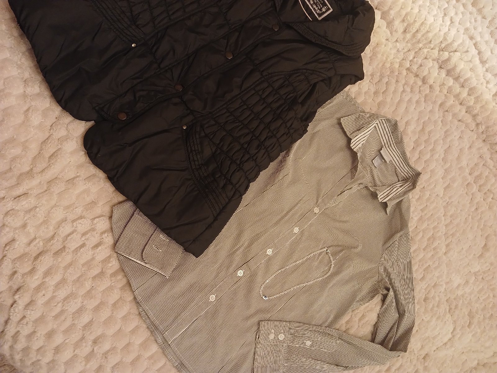 Chemise , doudoune et collier
