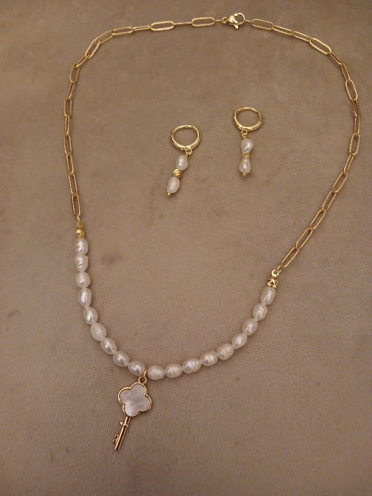 Serie inoxydable avec des perles de culture