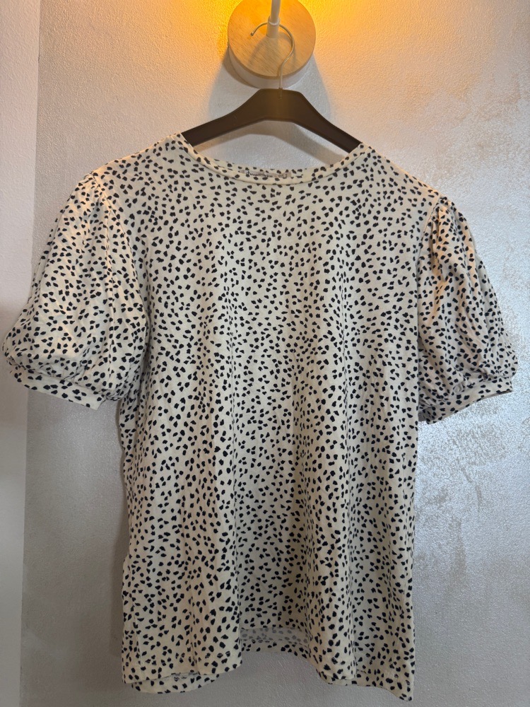 Pull léger imprimé noir sur blanc