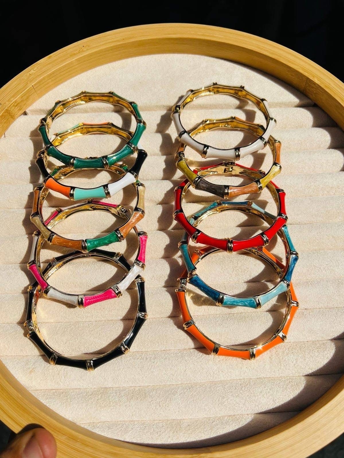 Des bracelets de tube acrylique