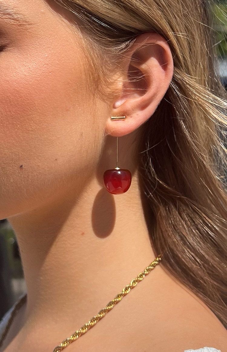 Des boucles d'oreilles cerise