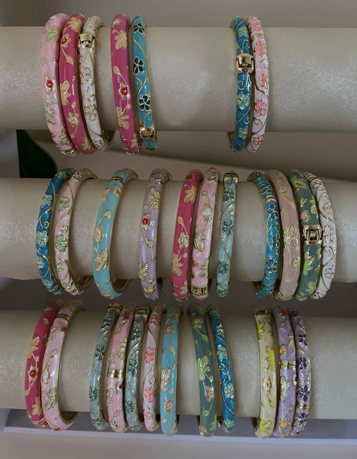Des bracelets multicolores