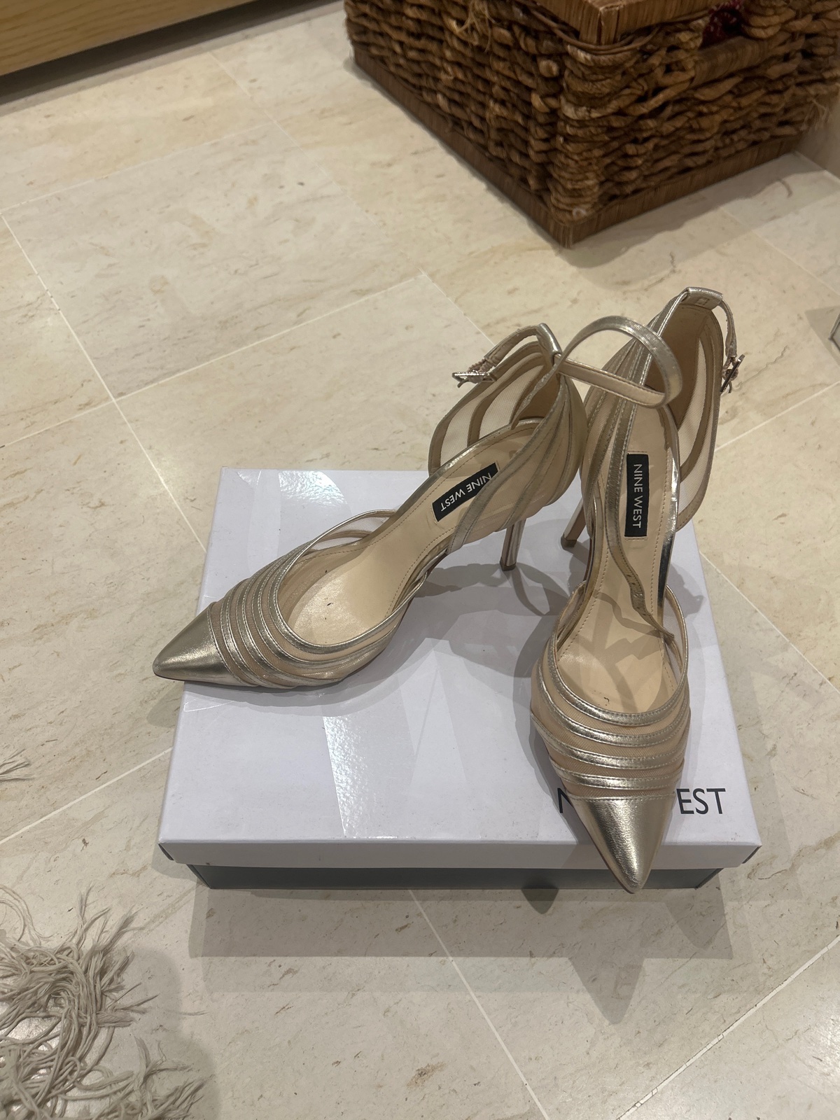 Escarpins dorees marque nine west 