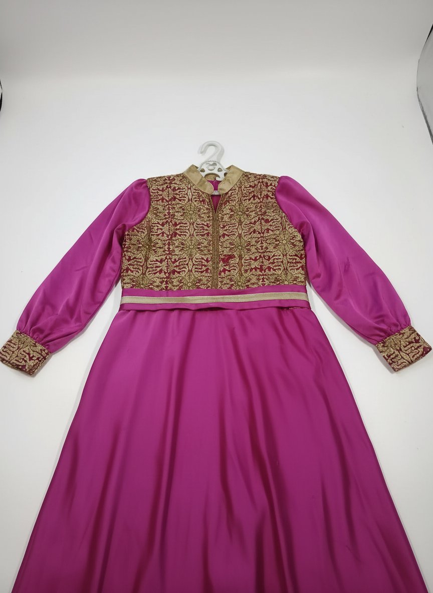 Jolie robe soirée avec guipure 