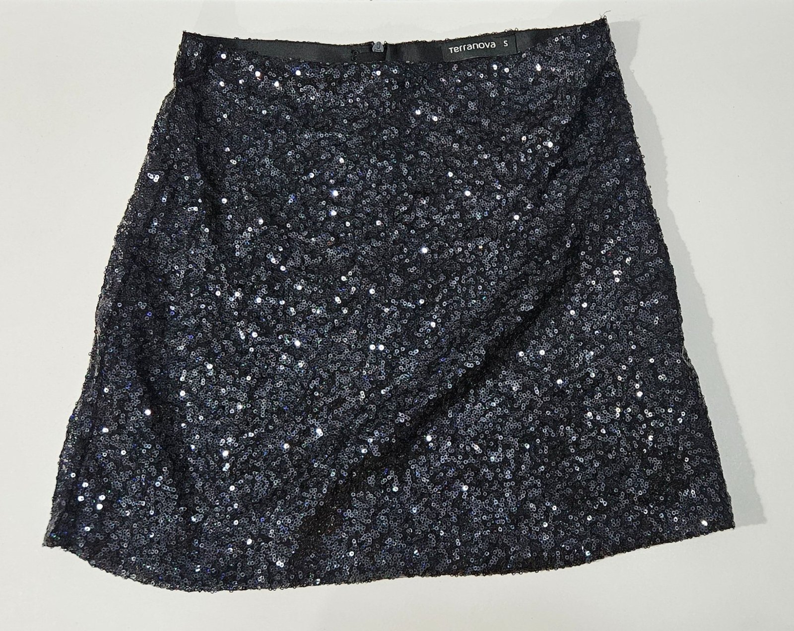 Mini-jupe Terranova noire est entièrement recouverte de paillettes scintillantes.