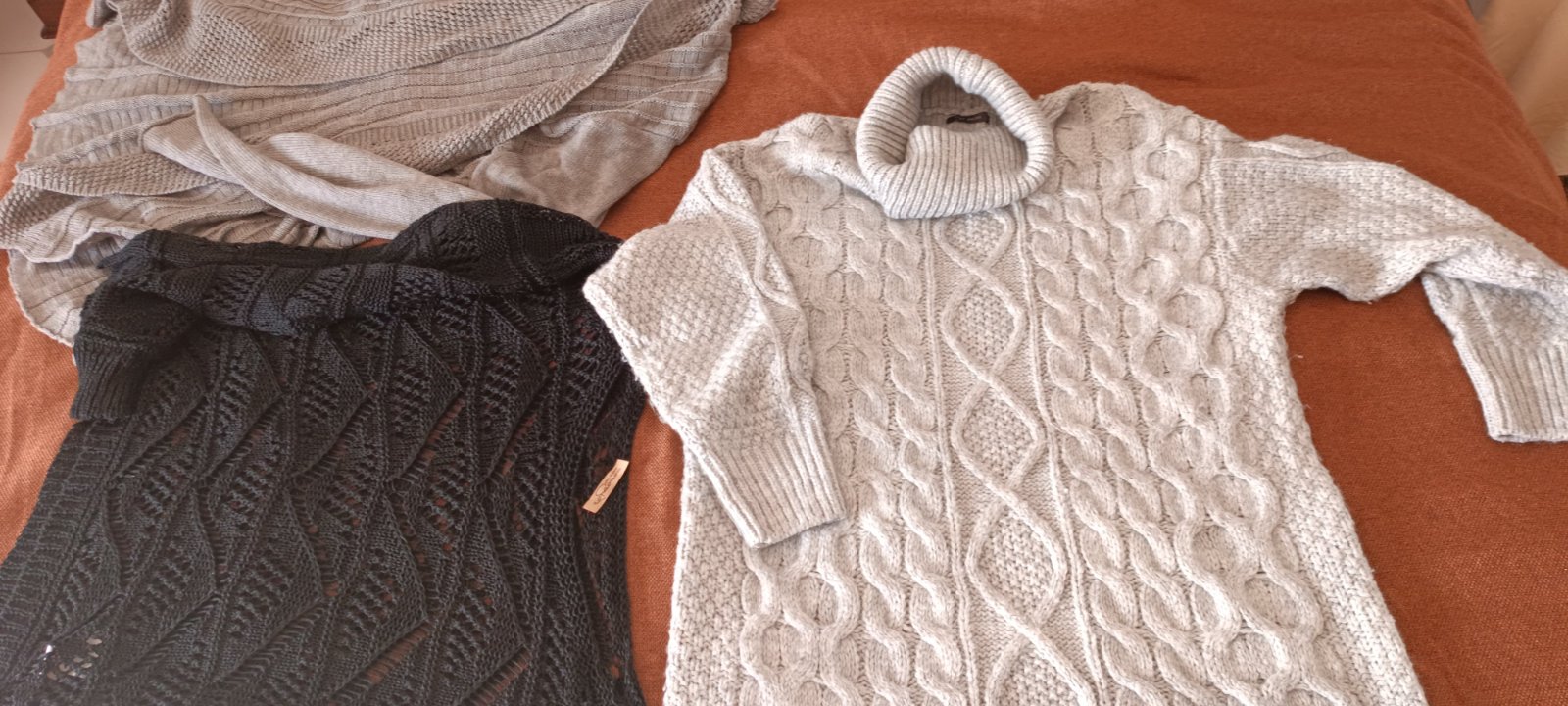 Je vide 2pulls et gilet à 20d