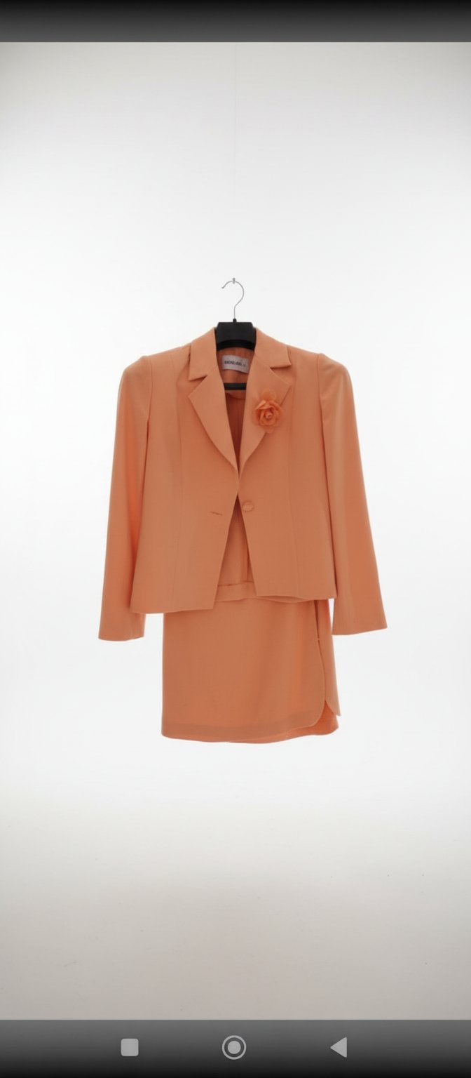 Des ensembles le premier orange taille 40de la marque rosaline et le 2eme beige taille 38 chacun b 69d