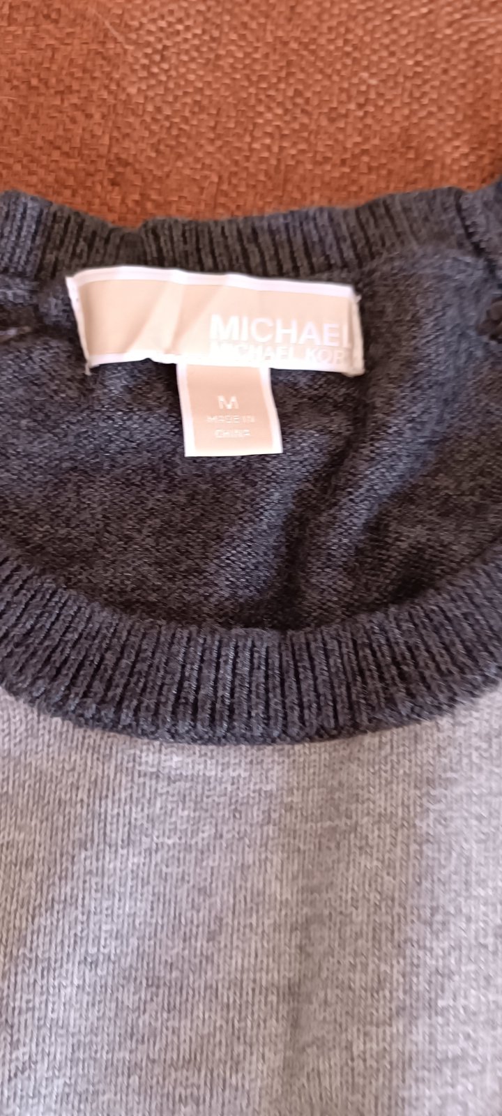 Pull Mickael Kors taille m face gris clair et l autre gris foncé 