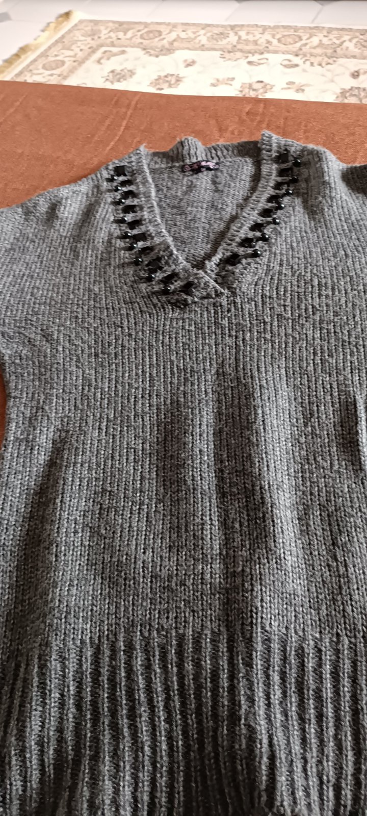 Pull sans manches avec des strass et gilet genre cape de la marque zara taille m jcede les deux à 49d