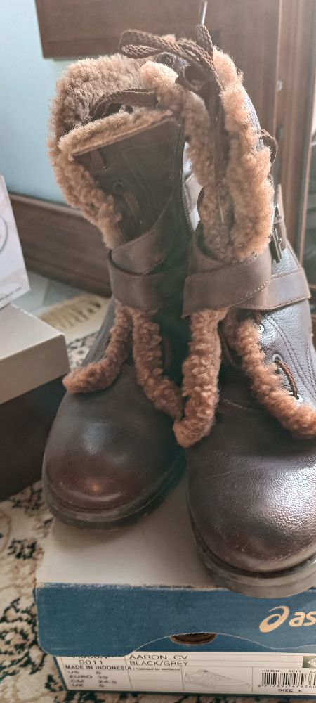 Boots femme de la marque UGG pointure 37 