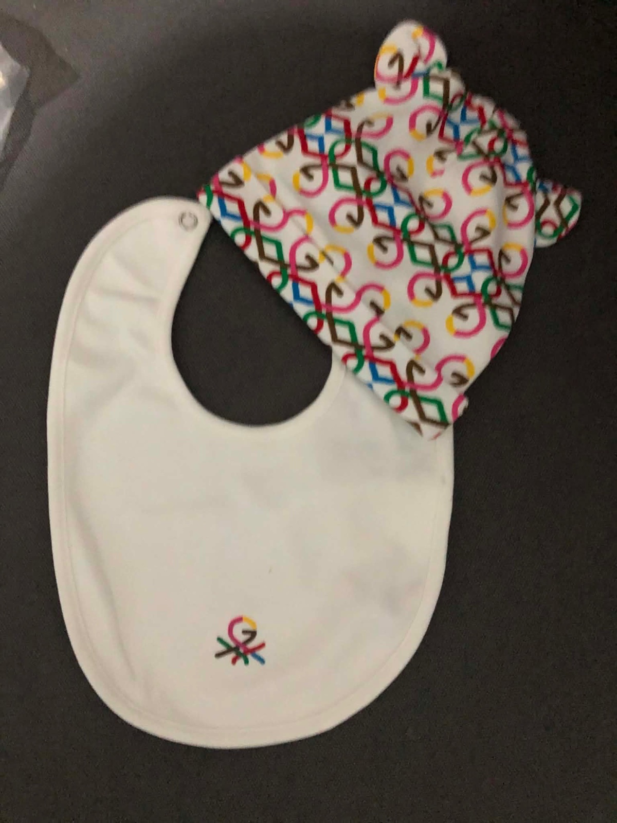 Ensemble bonnet et bavoir bennetton cacheté