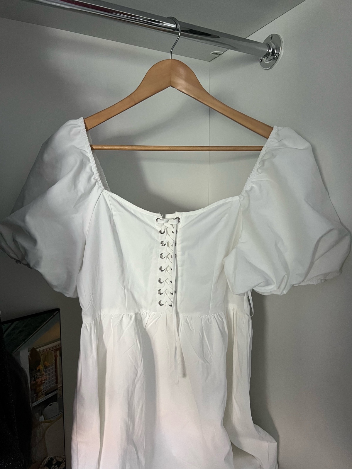 Robe longue blanche à manches bouffantes et détails en dentelle