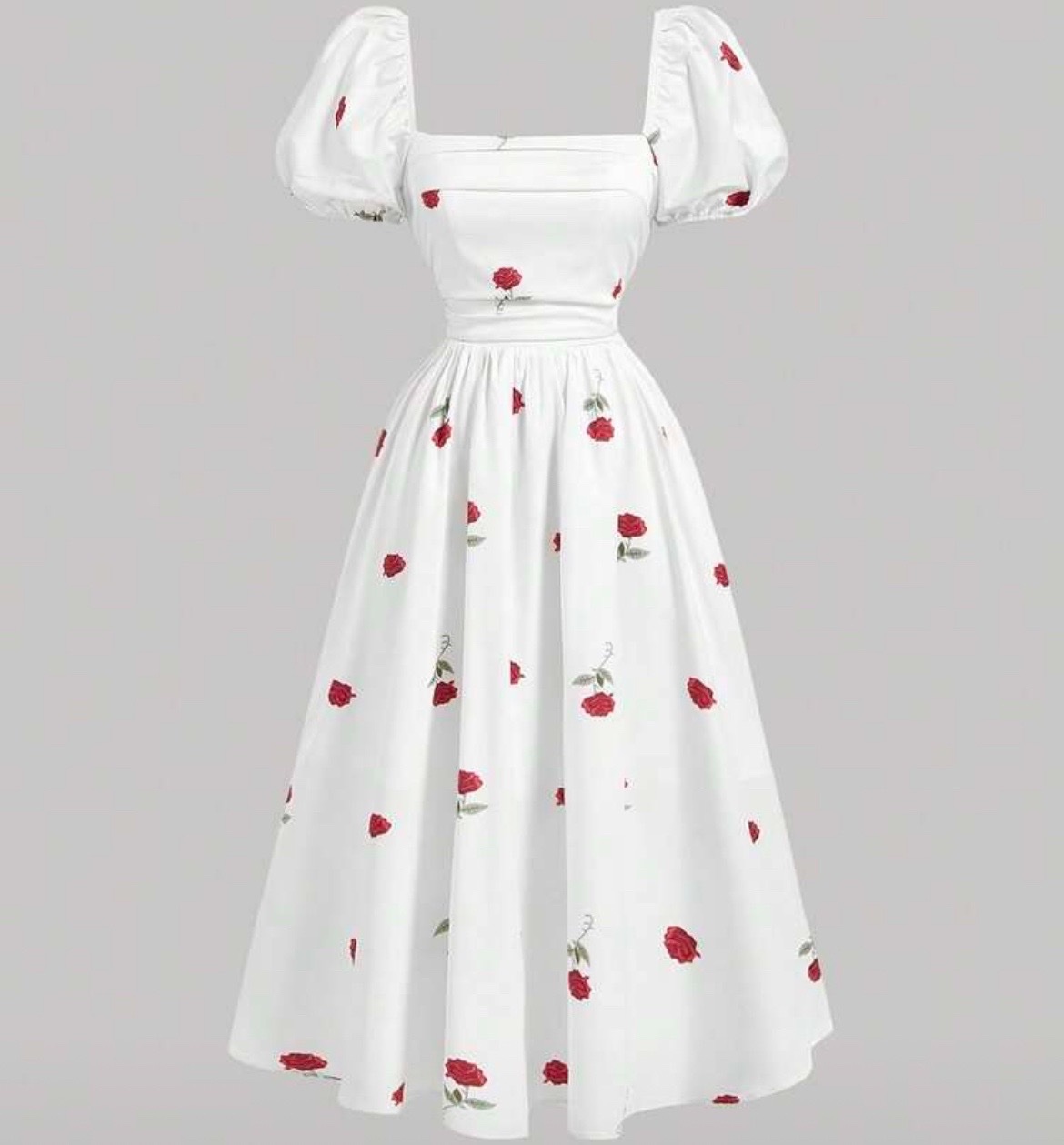 Robe blanche à roses rouges 