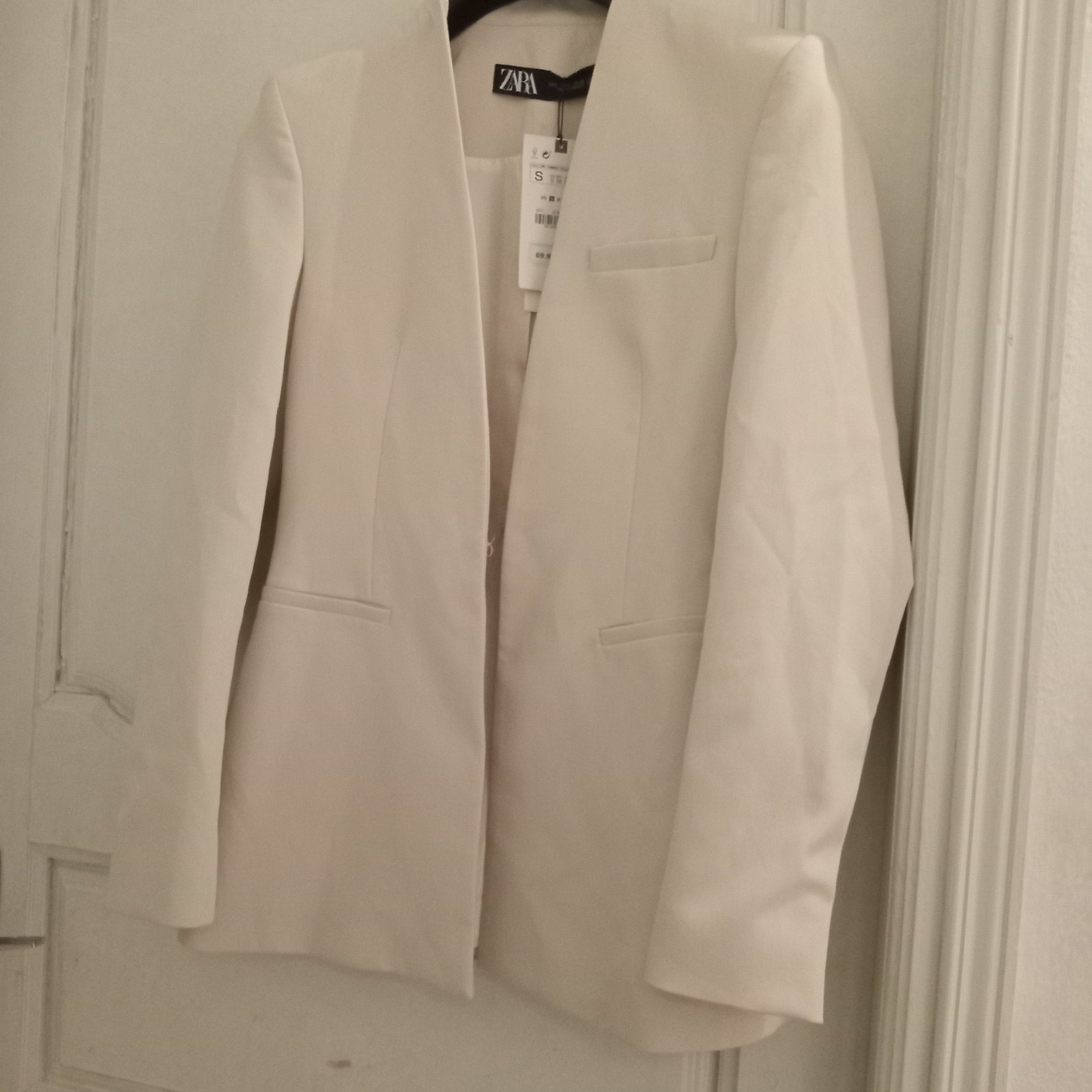 Jolie veste couleur blanc sale Taille S de la marque Zara  