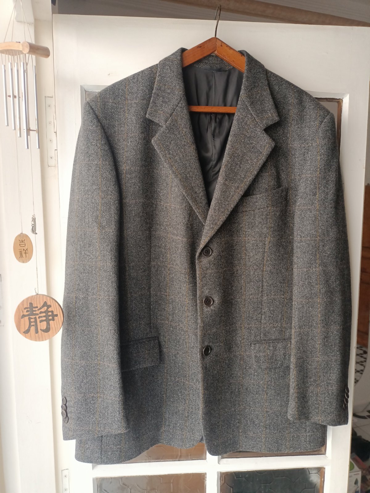 100% virgin wool, wool-silk-linen blends, and wool-cashmere blends
